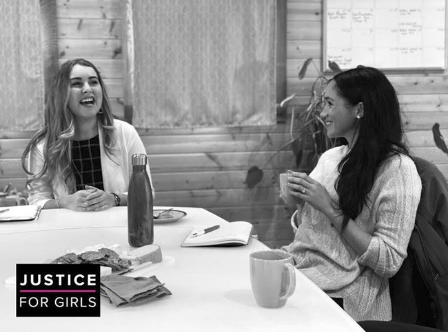 Di hari yang sama, Meghan Markle melakukan kegiatan sosial di Vanchouver, Kanada. Ia mengunjungi Justice for Girls yang vokal mengampanyekan pemberantasan kemiskinan, tindakan rasialis dan kekerasan terhadap remaja perempuan. (Foto: Justice for Girls via AP)