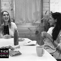 Di hari yang sama, Meghan Markle melakukan kegiatan sosial di Vanchouver, Kanada. Ia mengunjungi Justice for Girls yang vokal mengampanyekan pemberantasan kemiskinan, tindakan rasialis dan kekerasan terhadap remaja perempuan. (Foto: Justice for Girls via AP)