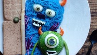Siapa yang tahu film Monster Inc? Ibu rumah tangga ini membentuk bihun menjadi monster dan juga sayuran timun serta buncis. Lucu banget! Foto: Instagram @napu88