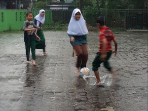 Bermain Sepak Bola