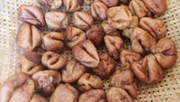 Namanya merupakan akronim kontol kejepit dengan tampilan serupa alat kelamin pria yang terjepit. Tolpit dibuat dari tepung beras dan gula Jawa sebagai bahan utamanya. Foto: Istimewa
