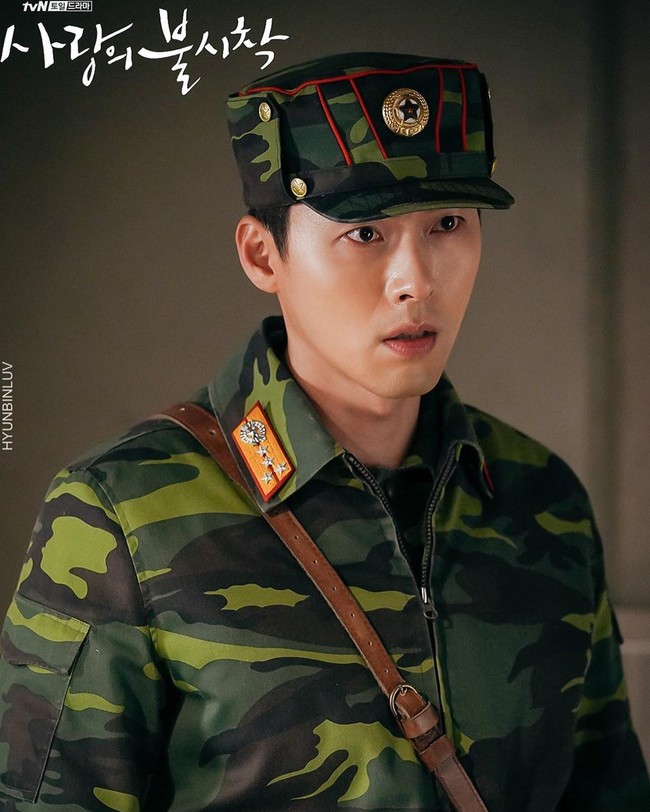 Dalam sinopsis Crash Landing On You, Hyun Bin dikisahkan sebagai Ri Jung-hyuk, kapten tentara Korea Utara yang ditugaskan di daerah pelosok. Dia sebenarnya adalah anak dari seorang petinggi militer di Korut. Foto: Dok. tvN