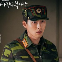 Dalam sinopsis Crash Landing On You, Hyun Bin dikisahkan sebagai Ri Jung-hyuk, kapten tentara Korea Utara yang ditugaskan di daerah pelosok. Dia sebenarnya adalah anak dari seorang petinggi militer di Korut. Foto: Dok. tvN
