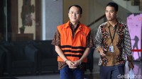 Ia berjalan menuju mobil tahanan seusai menjalani pemeriksaan di kantor KPK, Jakarta, Jumat (17/1/2020).