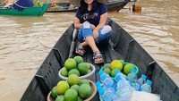 Meski terlahir dari keluarga yang kaya raya, tapi Liana tetap rendah hati dan sangat mencintai kampung halamannya. Lihat saja nih momen seru Liana saat tengah berbelanja buah dan sayuran di Pasang Terapung, yang ada di Banjarmasin. Foto: Instagram @lianajhonlin12