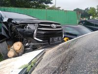 Detik-detik Truk Terguling Timpa Mobil Parkir di Rest Area