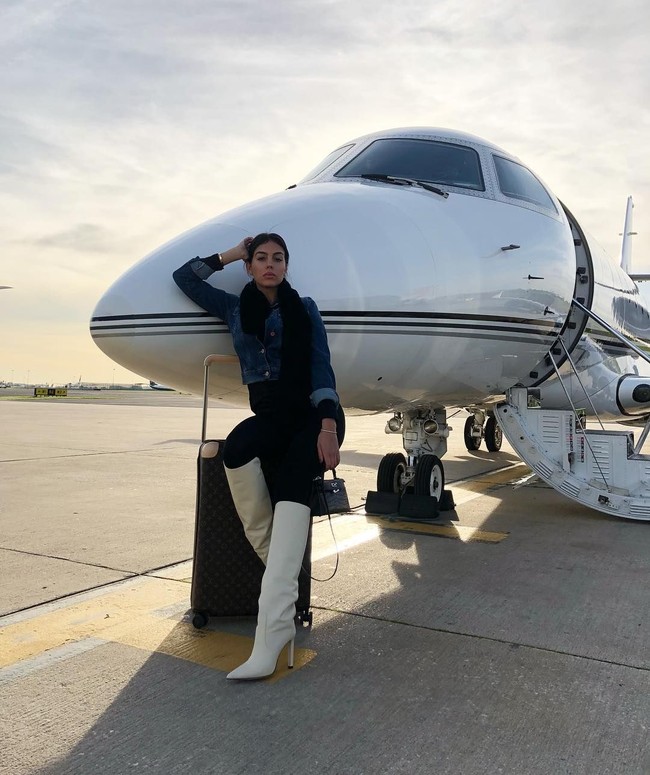 Georgina Rodriguez cukup populer di Instagram. Dari postingannya di Instagram yang berjumlah 373, Georgina sukses memiliki pengikut lebih dari 15,7 juta. Foto: Instagram @ georginagio