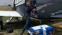 Jumlah stok sayuran yang segera dibagikan ini mencapai beberapa karung. Semua dipasok petugas terkait ke dalam pesawat kecil yang akan membawanya. Foto: Animals Australia/Matt_KeanMP