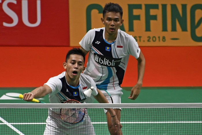Pebulu tangkis ganda putra Indonesia Fajar Alfian (kiri) dan rekannya Muhammad Rian Ardianto mengembalikan kok ke arah lawannya ganda Denmark Kim Astrup dan Anders Skaarup Rasmussen dalam babak perempat final Daihatsu Indonesia Masters 2020 di Istora Senayan, Jakarta, Jumat (17/1/2020). Ganda putra unggulan kelima itu lolos ke semi final usai mengalahkan Kim dan Anders dengan skor 18-21, 21-13, dan 21-17. ANTARA FOTO/Aditya Pradana Putra/nz
 *** Local Caption ***
