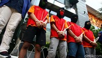 Polisi berhasil membekuk 4 orang pelaku penipuan berkedok website palsu yang mengatasnamakan PT Tri Mega Securitas Indonesia tbk di Jakarta Selatan.