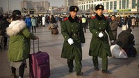 Warga mendatangi Stasiun Kereta Beijing untuk mudik menjelang Tahun Baru Imlek. AP Photo/ Mark Schiefelbein.