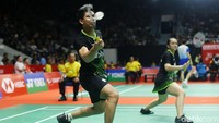 Ganda campuran Indonesia, Praveen Jordan/Melati Daeva Oktavianti juga lolos usai mengalahkan pasangan Taiwan, Lee Yang/Yang Ching Tun. 