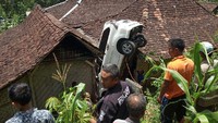 Mobil tersebut jatuh saat melakukan putar balik dan langsung menimpa rumah warga yang ada di bawahnya. Pool/Dok. Save Rescue Gunungkidul.