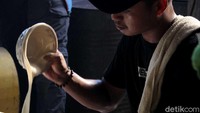 Sementara untuk kue keranjang pembuatannya berada di ruangan lain. Seorang pekerja memasukan adonan kue keranjang ke dalam bungkus yang siap disajikan atau dijual. Pada Tahun Baru Imlek, sudah menjadi tradisi untuk menyantap kue keranjang sebagai suatu pengharapan agar selalu beruntung sepanjang tahun.