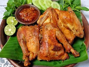 Gurih Empuk Ayam Kalasan Plus Sambal Bajak Bisa Dinikmati di Sini
