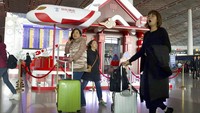 Tak hanya stasiun kereta api, bandara pun ramai didatangi penumpang untuk mudik menjelang Tahun Baru Imlek. AP Photo/Ng Han Guan.