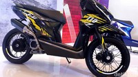 Pertama, untuk mengubah motor menjadi supermoto adalah pada bagian sektor kaki-kaki. Basis motor dari Honda BeAT Street ini menggunakan profil ban berukuran lebih besar, ukuran yang digunakan untuk ban depan 100/80 sedangkan ban belakang 100/70.