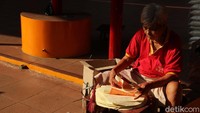 Petugas menyiapkan kertas kuning emas dan putih yang nantinya akan dibakar. Kertas yang dibakar biasa diistilahkan dengan sebutan membakar uang.