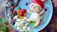 Sepiring kelinci lucu ini terbuat dari nasi yang disajikan bersama campuran kecap asin. Kemudian diberikan beragam sayuran seperti kembang kol, timun, wortel, dan akar teratai. Ada pula daging babi panggang yang dimasak dengan 5 jenis rempah. Foto: Instagram @napu88