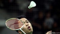 Setelah membukukan keunggulan 14-8 yang berlanjut dengan skor 16-10 dan 18-12, Ginting menutup gim kedua dengan kemenangan 21-14.