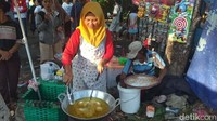 Pantauan detikcom di Dusun Pogung, Desa Juru Tengah, Kecamatan Bayan, Purworejo, Jumat (17/1/2020), banyak yang menjajakan makanan maupun minuman.