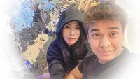 Billy Syahputra kabarnya sudah menjalin kasih dengan Elvia sejak 2019. Adik kandung Olga Syahputra ini kerap pamer kekasih berparas cantik ini.  Foto: instagram @elviacerolline
