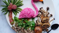 Nasi berwarna pink mencolok ini dibentuk menjadi flamingo yang cantik. Disajikan bersama sosis, aneka jamur, dan potongan kecil daging yang membuat tampilannya lebih menarik. Foto: Instagram @napu88
