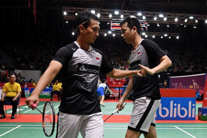 Pebulu tangkis ganda putra Indonesia Mohammad Ahsan (kiri) berselebrasi dengan rekannya Hendra Setiawan usai mengalahkan lawannya asal China Taipei Lu Ching Yao dan Yang Po Han dalam pertandingan babak 16 besar Daihatsu Indonesia Masters 2020 di Istora Senayan, Jakarta, Kamis (16/1/2020). Ganda putra Indonesia unggulan kedua itu menang dengan skor 21-19 dan 22-20. ANTARA FOTO/Aditya Pradana Putra/wsj.
 *** Local Caption ***