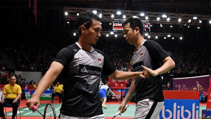 HENDRA/AHSAN MELAJU KE PEREMPAT FINAL Pebulu tangkis ganda putra Indonesia Mohammad Ahsan (kiri) berselebrasi dengan rekannya Hendra Setiawan usai mengalahkan lawannya asal China Taipei Lu Ching Yao dan Yang Po Han dalam pertandingan babak 16 besar Daihatsu Indonesia Masters 2020 di Istora Senayan, Jakarta, Kamis (16/1/2020). Ganda putra Indonesia unggulan kedua itu menang dengan skor 21-19 dan 22-20. ANTARA FOTO/Aditya Pradana Putra/wsj.
*** Local Caption ***