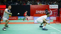 Fajar Alfian/Muhammad Rian Ardianto mengalahkan Ou Xuan Yi/Zhang Nan dengan skor 21-10, 12-21, 21-19.