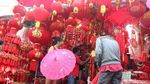 Pernak-pernik Imlek Terus Diburu Warga