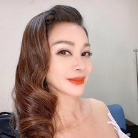 Tapi tak langsung jadi artis, ia pun sempat bekerja part time di bank di bagian operation dan asisten akuntan. Tiga tahun setelahnya, ia ditawari membintangi iklan ketika sedang menemani teman syuting. Foto: Facebook Chen Meifen