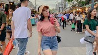 Senang kulineran sambil jalan-jalan, ini pose Elvia ketika menikmati segelas minuman. Dengan pede, ia berpose di area pasar kuliner.  Foto: instagram @elviacerolline