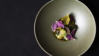 Sepiring makanan ini terlihat sederhana namun tetap elegan, tak heran kalau restoran ini masuk ke dalam daftar resto terbaik Asia-Pasifik. Restoran ini bernama Ensue. Restoran ini milik Chef Christopher Kostow lho! Foto: CNN Travel