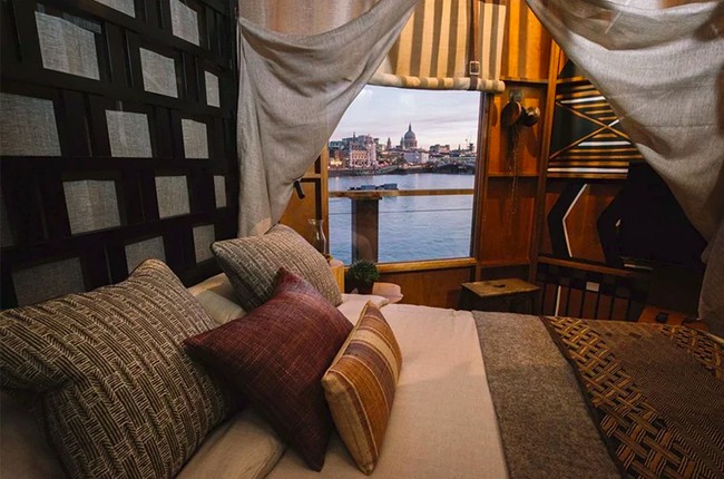 Penginapan rumah pohon yang terlihat mewah dan nyaman ini pastinya akan membuat liburanmu jadi lebih menyenangkan dan sulit dilupakan. Tertarik untuk mencobanya? Foto: dok. designboom/virgin holidays