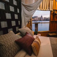 Penginapan rumah pohon yang terlihat mewah dan nyaman ini pastinya akan membuat liburanmu jadi lebih menyenangkan dan sulit dilupakan. Tertarik untuk mencobanya? Foto: dok. designboom/virgin holidays