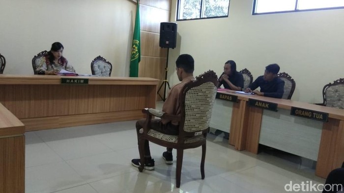 Masih ingat dengan ZL (17), pelajar yang menikam begal hingga tewas untuk melindungi sang pacar. Kasusnya kini bergulir di Pengadilan Negeri Kepanjen, Kabupaten Malang.