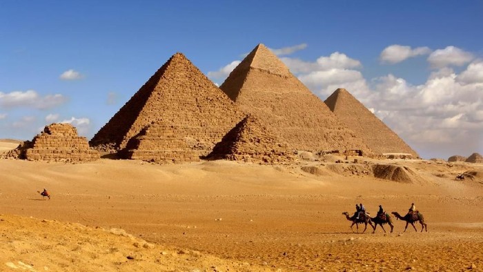 Piramida Giza morning light on pyramids
