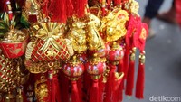 Berbagai macam pernak-pernik dijual mulai dari angpao, kartu ucapan hingga lampion.