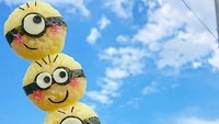 Nasi yang digunakan juga bukan hanya nasi berwarna putih saja, tetapi juga nasi warna lain tergantung pada karakter apa yang ingin dibentuk. Seperti pada nasi kuning untuk karakter minion ini. Foto: nstagram @natsu.yu_an805