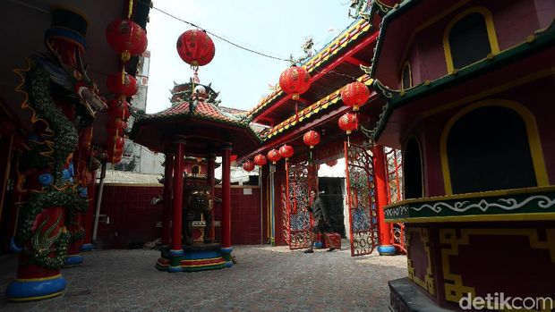 Berbagai persiapan dilakukan untuk saambut Tahun Baru Imlek. Seperti di Klenteng Hok Lay Kiong di Bekasi yang bersih-bersih dan memasang lampion jelang Imlek.