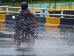 Berangkat Kerja Kehujanan