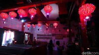 Tak hanya di luar ruangan, beragam lampion juga turut menghiasi bagian dalam klenteng tersebut.