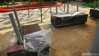Saat ini bangku taman juga masih dalam tahap pengerjaan.