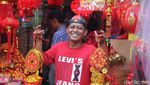 Pernak-pernik Imlek Terus Diburu Warga