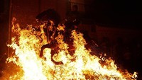 Seorang penunggang kuda menembus kobaran api dalam tradisi Luminaria yang digelar oleh warga San Bartolome de Pinares, Spanyol, pada Kamis (16/1/2020) malam waktu setempat.