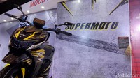 Siapa bilang hanya motor trail yang bisa disulap menjadi supermoto? Tampilan Honda BeAT tanpa batok kepala ternyata bisa dipercantik dengan konsep yang sama juga lho. Seperti yang terlihat saat peluncuran dalam peluncuran All New Beat Series di JiExpo Kemayoran, Jakarta, Kamis (16/1/2020).