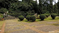 Kondisi taman terlihat sepi siang ini. Hanya ada beberapa pekerja yang tengah merapikan taman. Menurut salah seorang pekerja, taman ini sering dijadikan tempat kegiatan. Khususnya kegiatan mahasiswa.