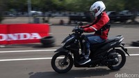Saat tuas gas dipuntir, distribusi tenaga cukup smooth. Tidak ada kesan torsi yang meledak sejak rpm bawah. Namun, karakter mesin tersebut sudah cukup digunakan untuk harian. Foto: Agung Pambudhy