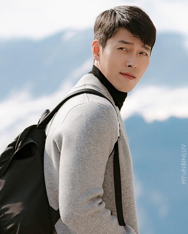 Selain di Korea Selatan, syuting Crash Landing On You juga dilakukan di Swiss. Foto tampan Hyun Bin memakai sweater abu-abu ini salah satu adegan Crash Landing On You di Swiss. Foto: Dok. tvN